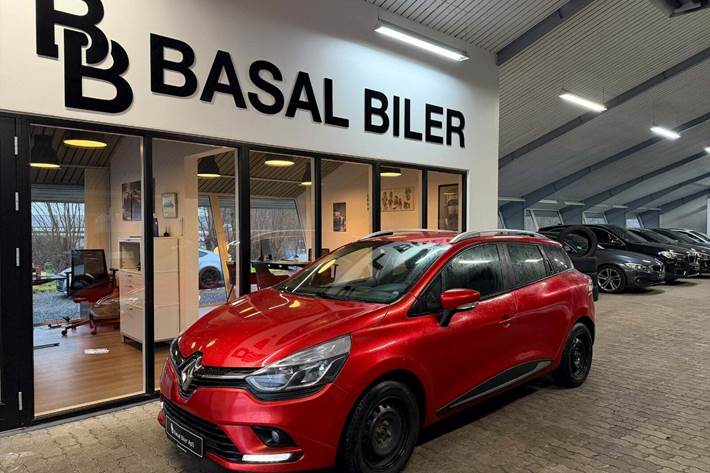 Rød Renault Clio IV fra 2019 set udefra