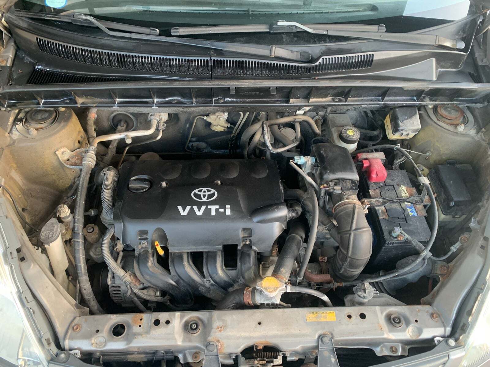 Grå Toyota Yaris Verso fra 2005