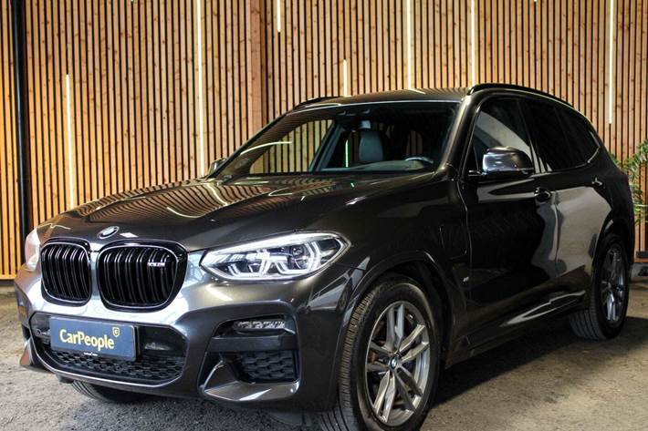 Grå BMW X3 fra 2020 set udefra