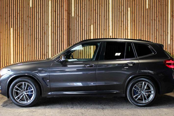 Grå BMW X3 fra 2020