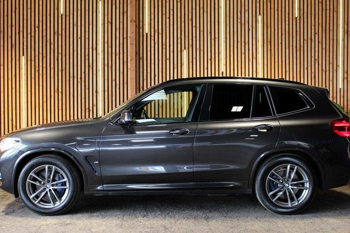 Grå BMW X3 fra 2020
