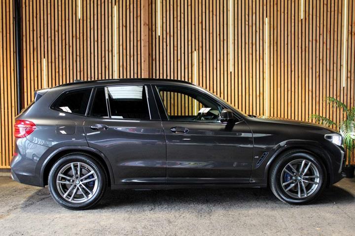 Grå BMW X3 fra 2020