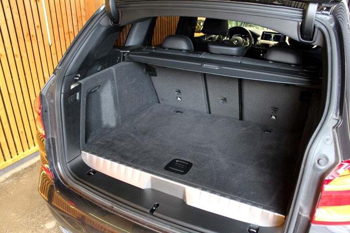 Grå BMW X3 fra 2020