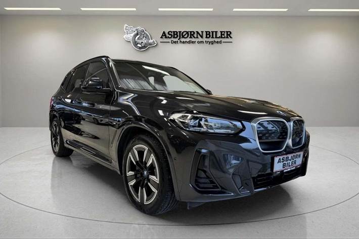 Grå BMW iX3 fra 2023 set udefra