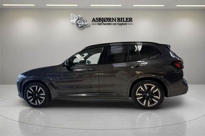 Grå BMW iX3 fra 2023