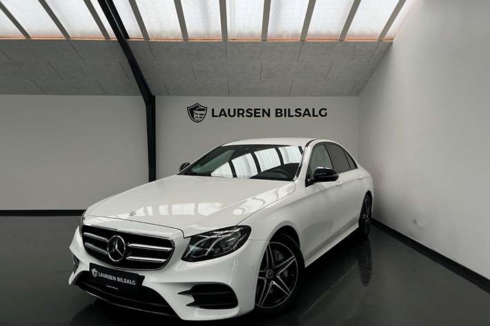 Hvid Mercedes E300 fra 2019 set udefra