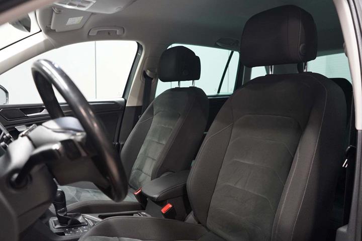 Grå VW Tiguan fra 2018