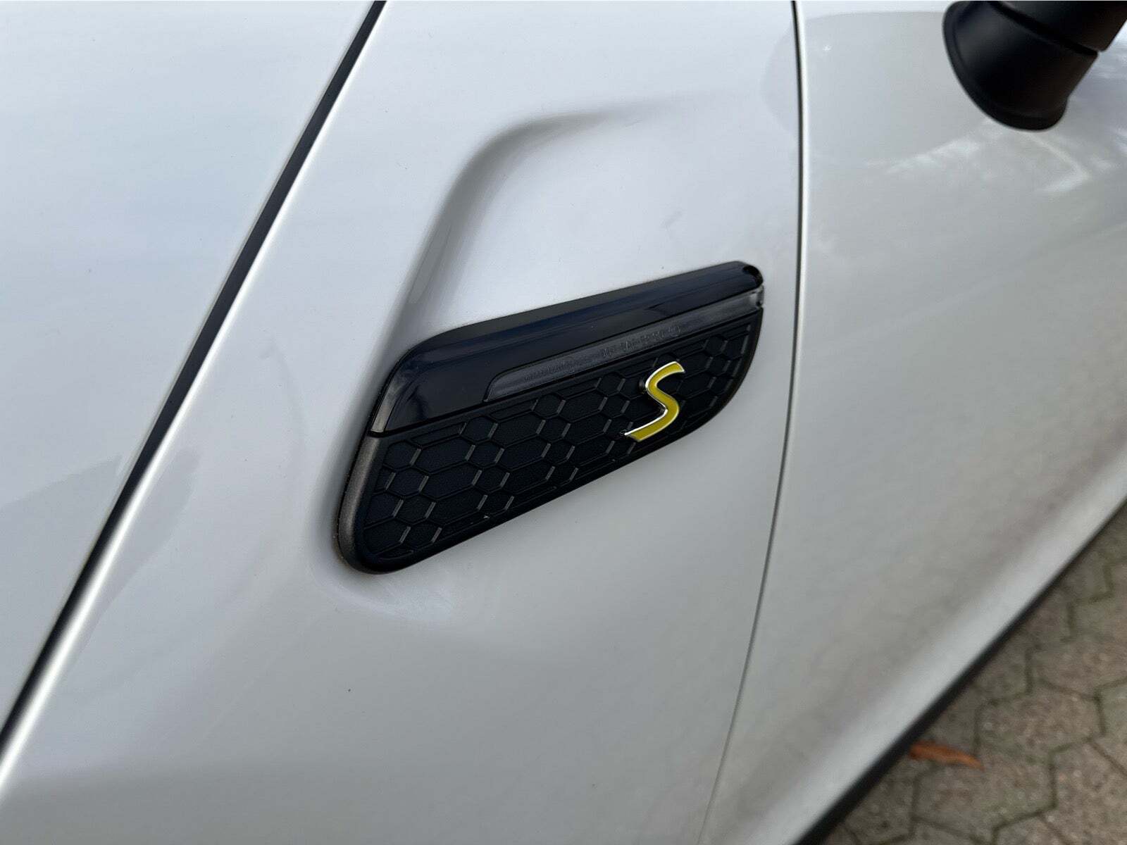 Hvid Mini Cooper SE fra 2023