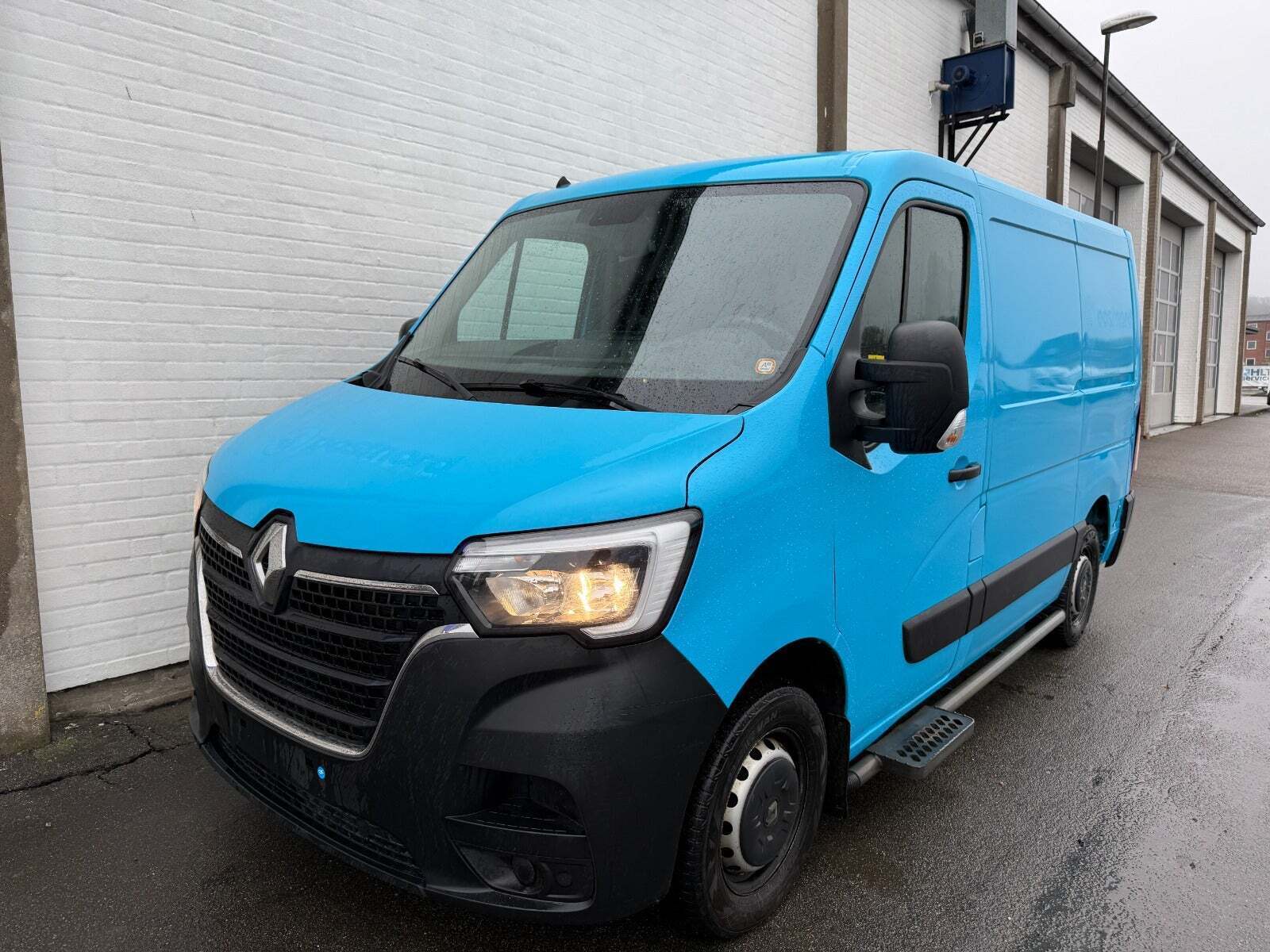 Blå Renault Master IV T33 fra 2019