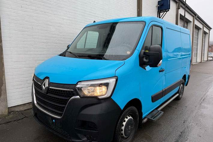 Blå Renault Master IV T33 fra 2019 set udefra
