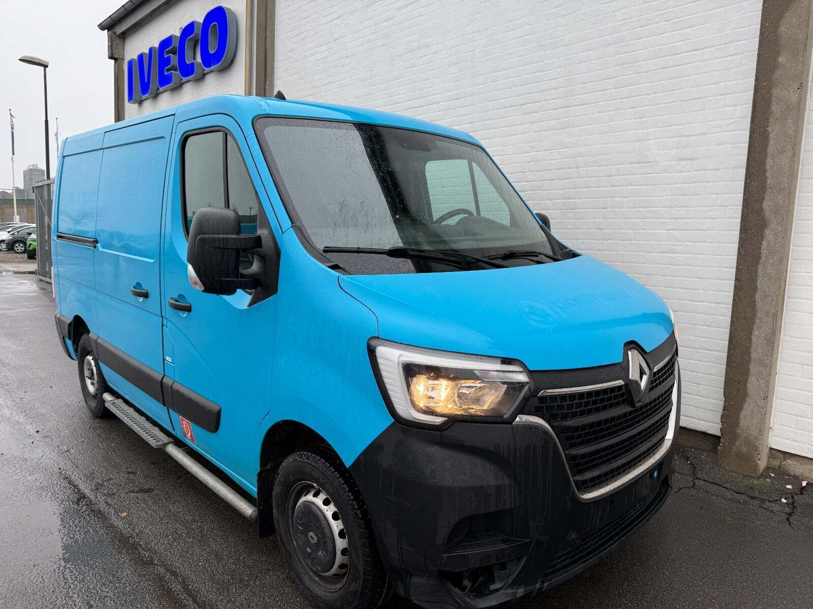 Blå Renault Master IV T33 fra 2019
