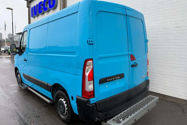 Blå Renault Master IV T33 fra 2019