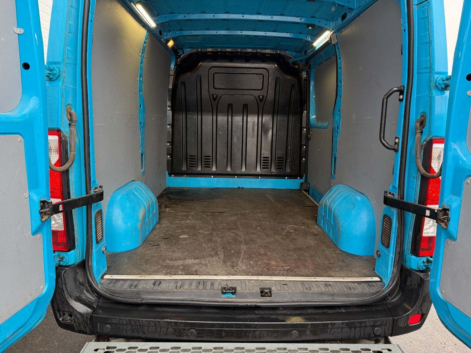 Blå Renault Master IV T33 fra 2019