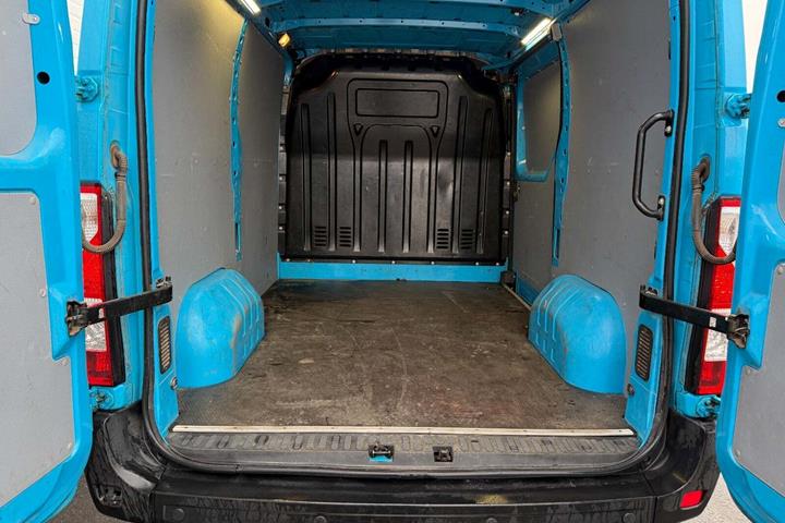 Blå Renault Master IV T33 fra 2019