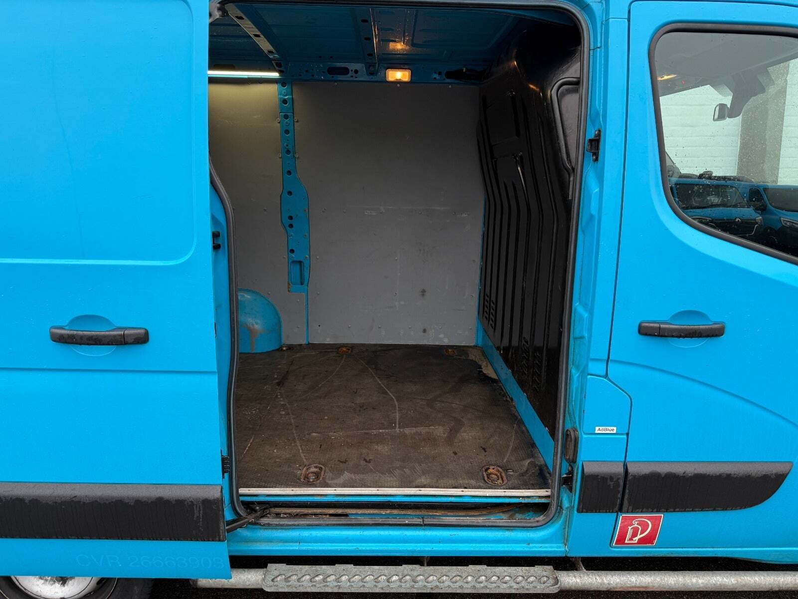 Blå Renault Master IV T33 fra 2019