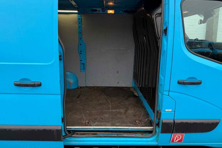 Blå Renault Master IV T33 fra 2019