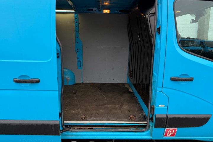 Blå Renault Master IV T33 fra 2019
