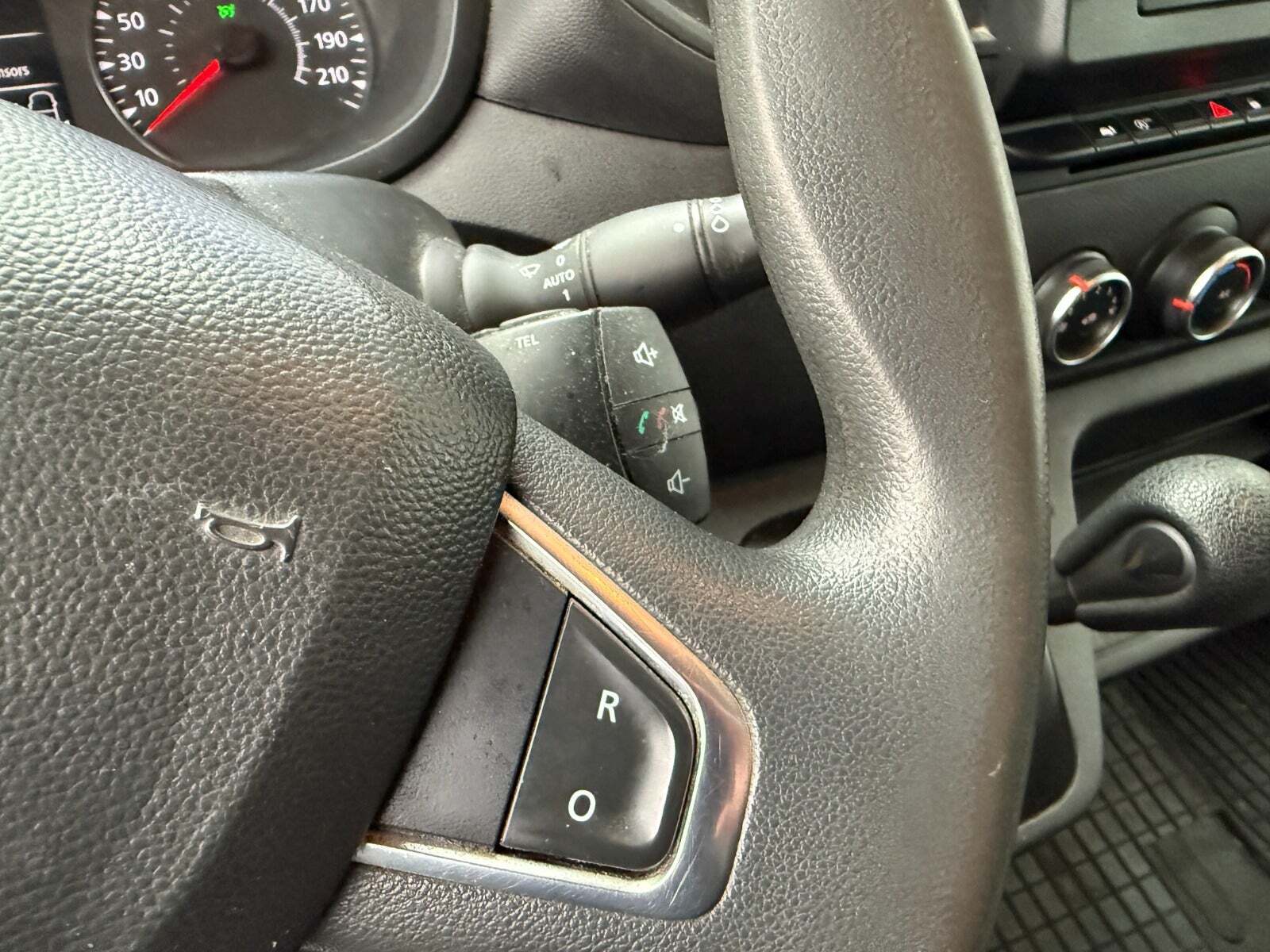 Blå Renault Master IV T33 fra 2019