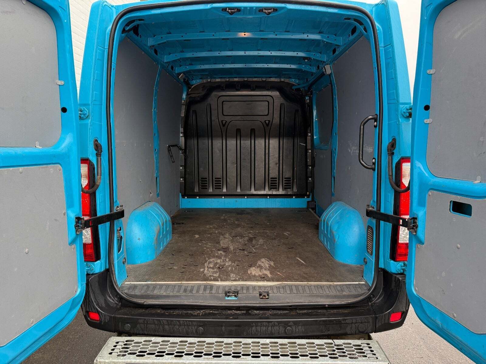 Blå Renault Master IV T33 fra 2019