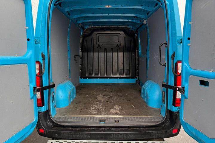 Blå Renault Master IV T33 fra 2019
