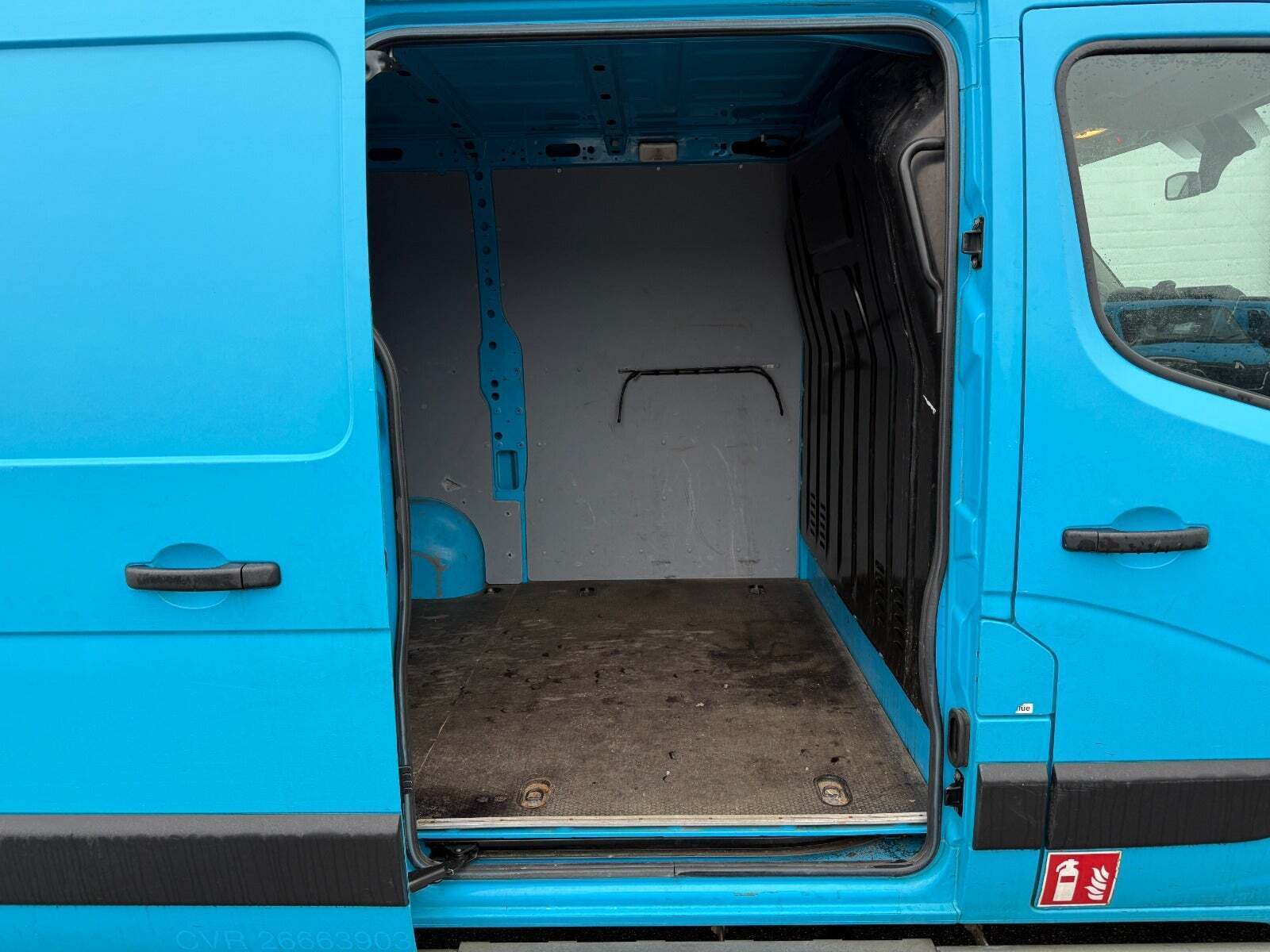 Blå Renault Master IV T33 fra 2019
