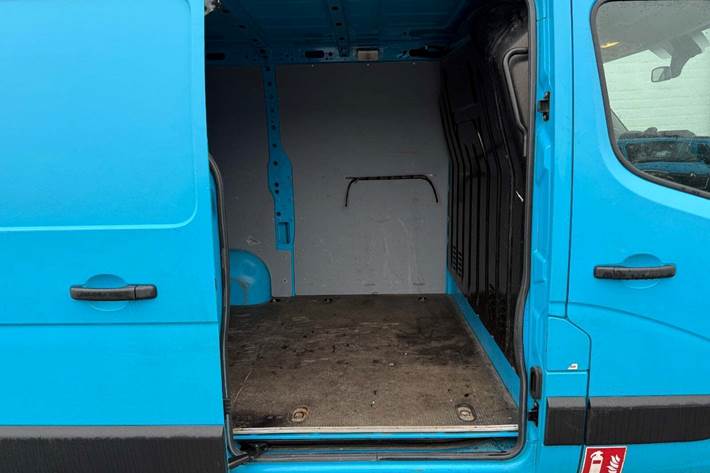 Blå Renault Master IV T33 fra 2019