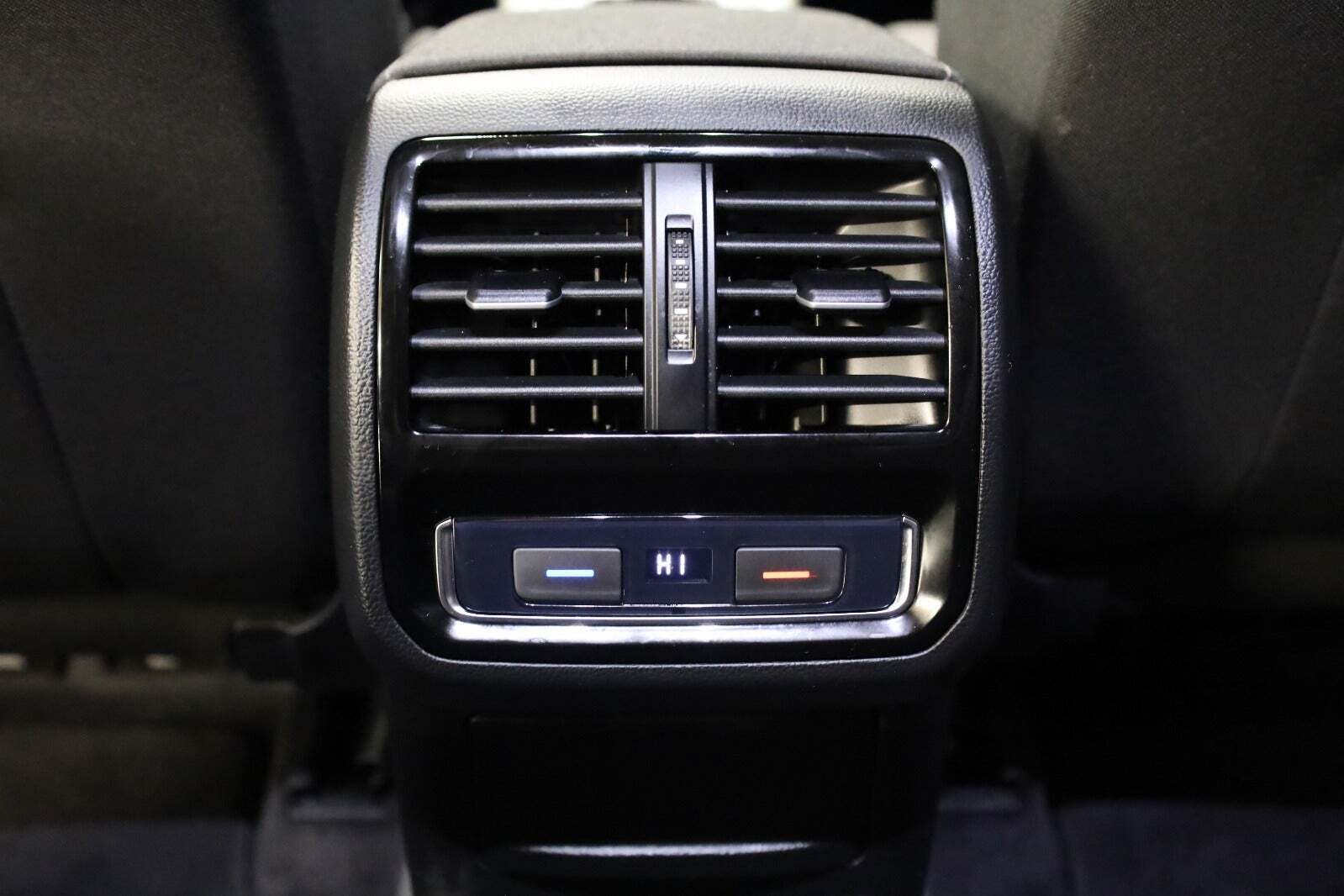 Blå VW Passat fra 2019