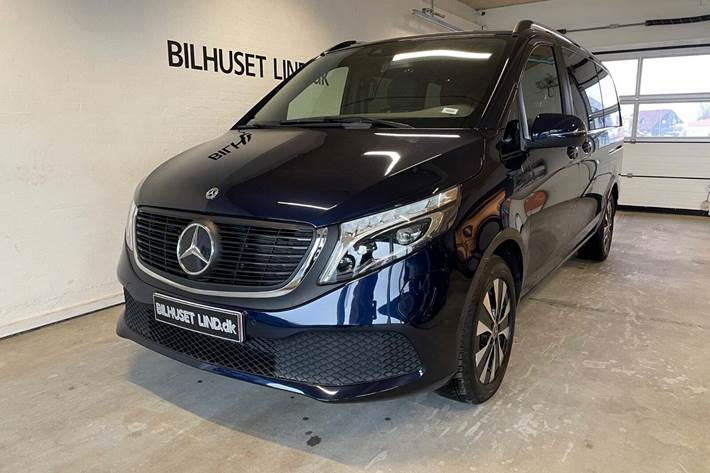 Blå Mercedes EQV300 fra 2022 set udefra