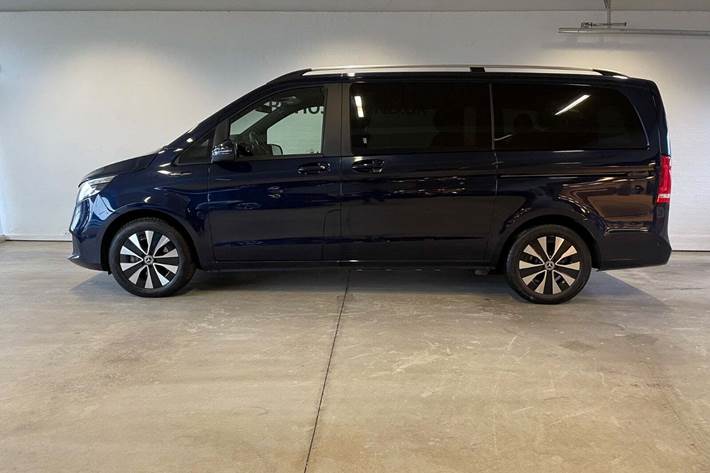 Blå Mercedes EQV300 fra 2022