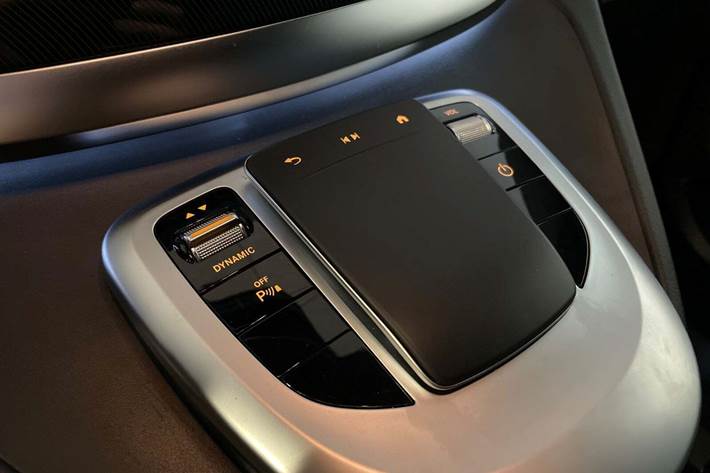 Blå Mercedes EQV300 fra 2022