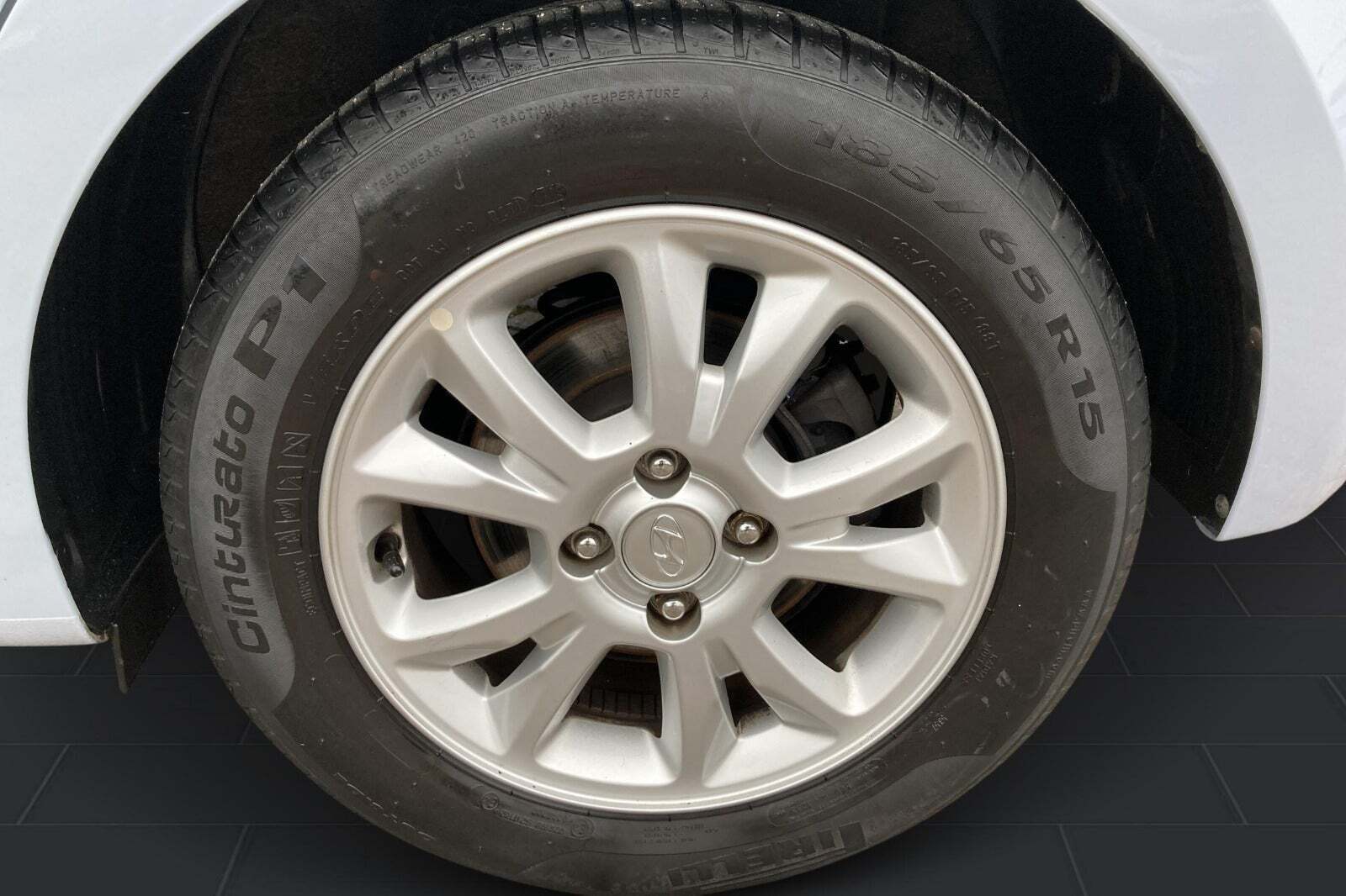 Blå Hyundai i20 fra 2019