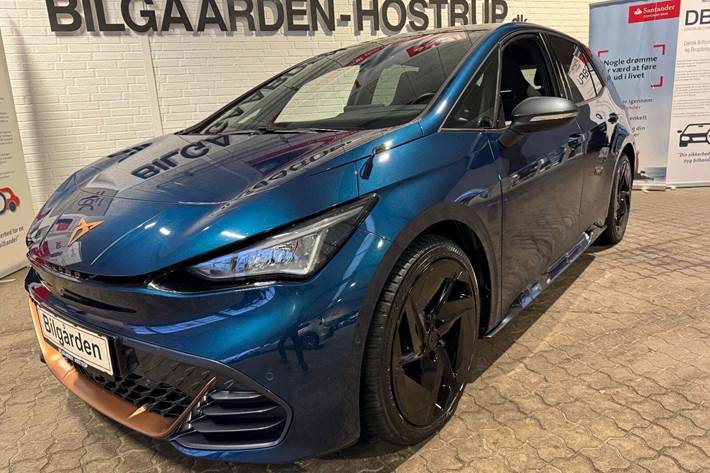 Blå Cupra Born fra 2022 set udefra