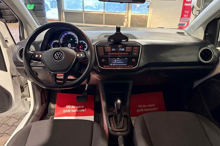 Hvid VW E-UP! fra 2021 set indefra