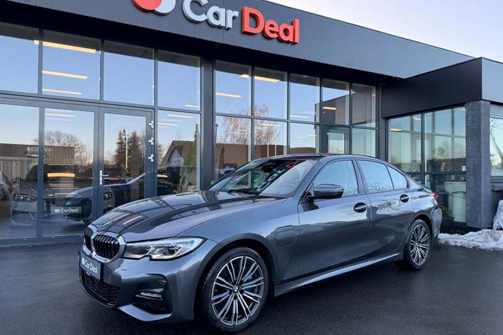 Grå BMW 330e fra 2020 set udefra