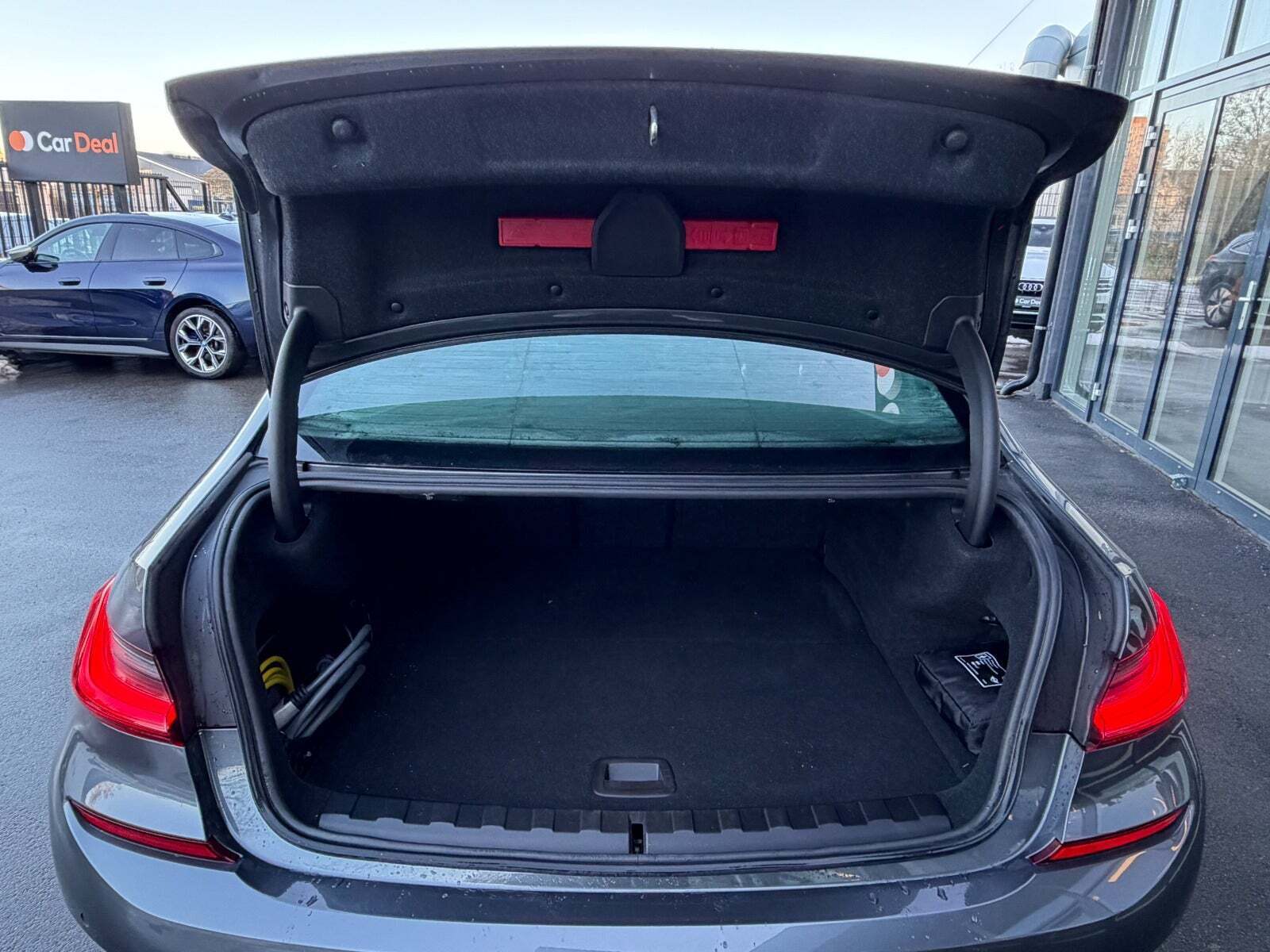 Grå BMW 330e fra 2020