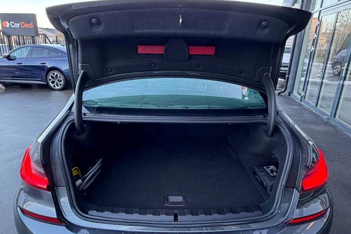 Grå BMW 330e fra 2020