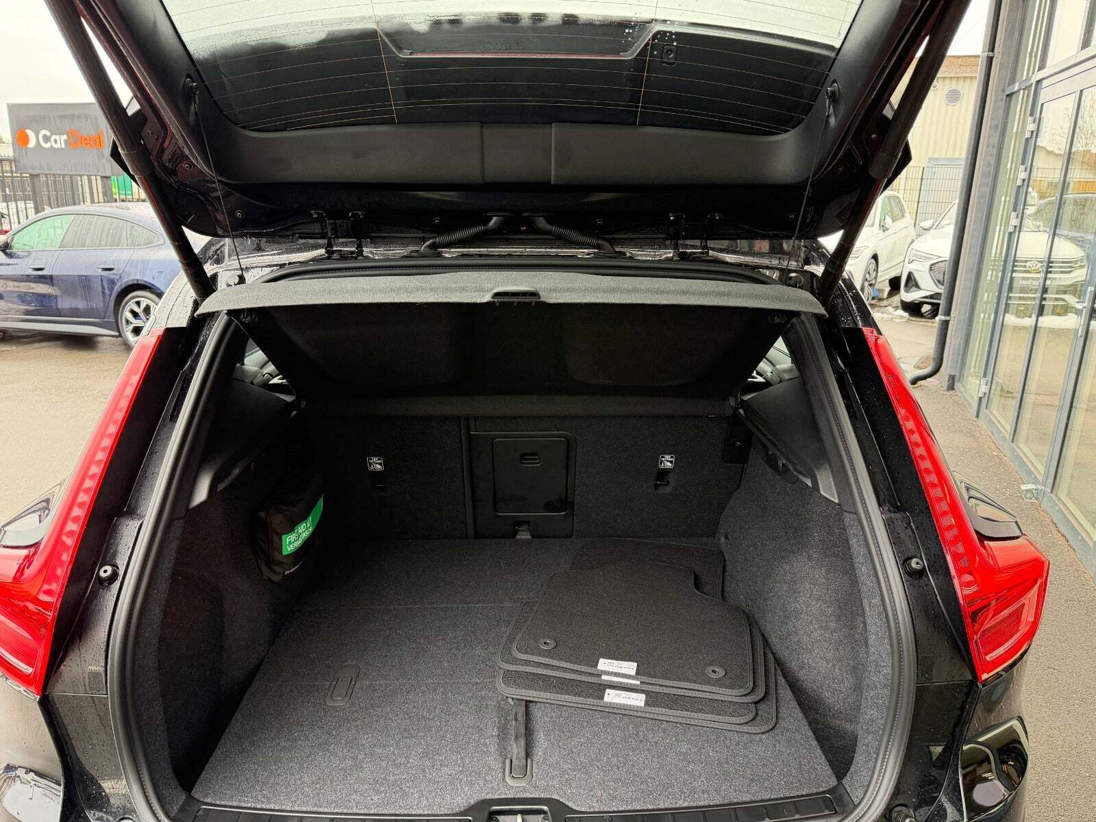 Sort Volvo EX40 fra 2025