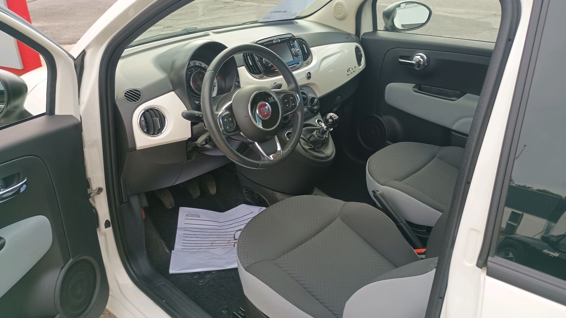 Beige Fiat 500 fra 2018