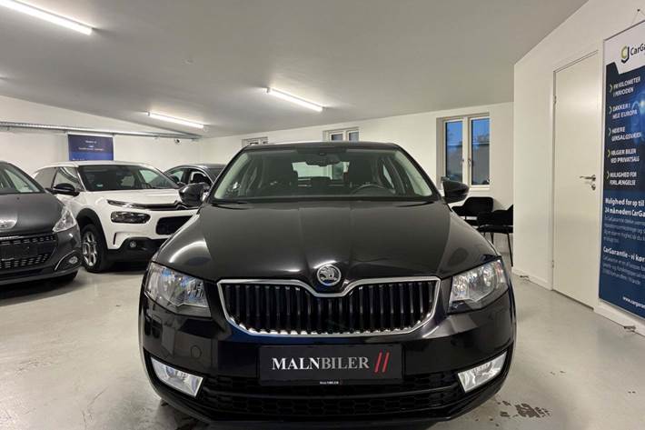 Sort Skoda Octavia fra 2014