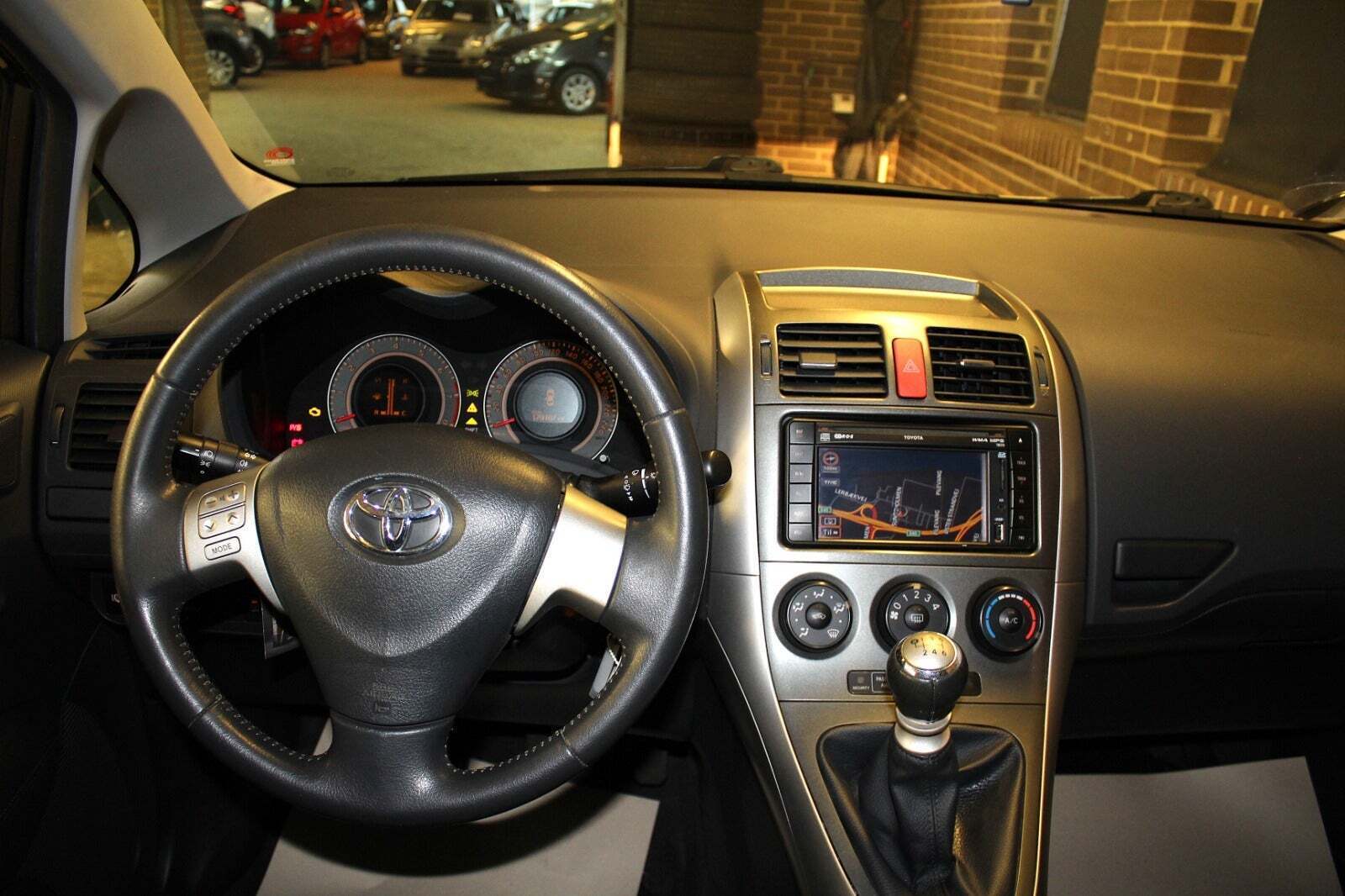 Grå Toyota Auris fra 2010