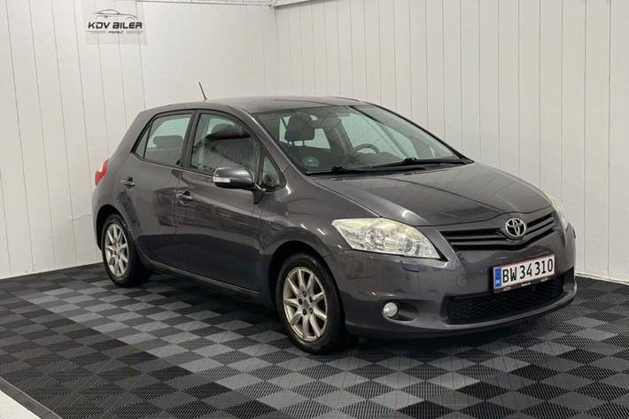 Grå Toyota Auris fra 2010 set udefra