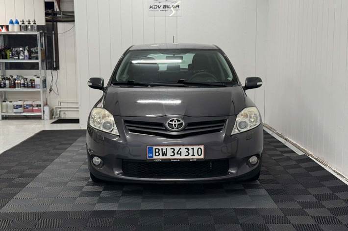 Grå Toyota Auris fra 2010
