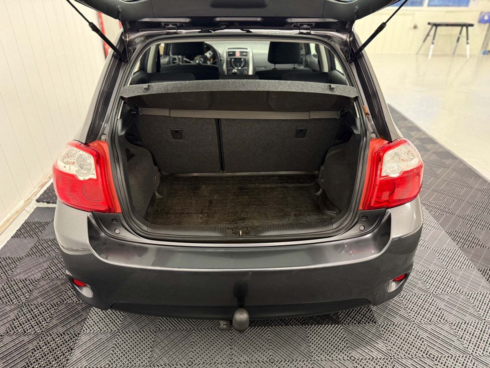 Grå Toyota Auris fra 2010