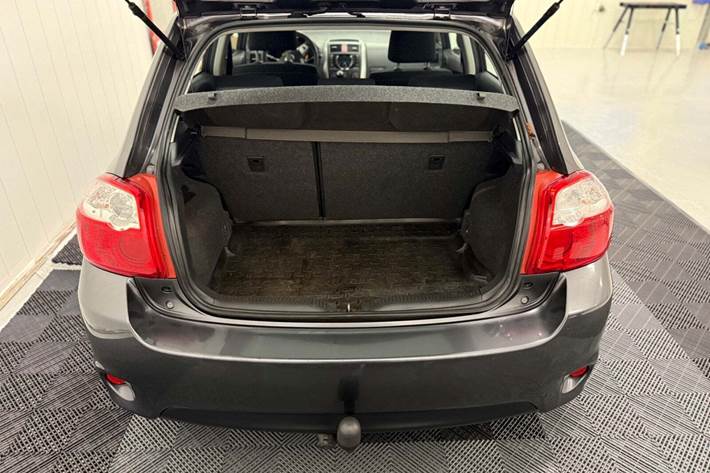 Grå Toyota Auris fra 2010