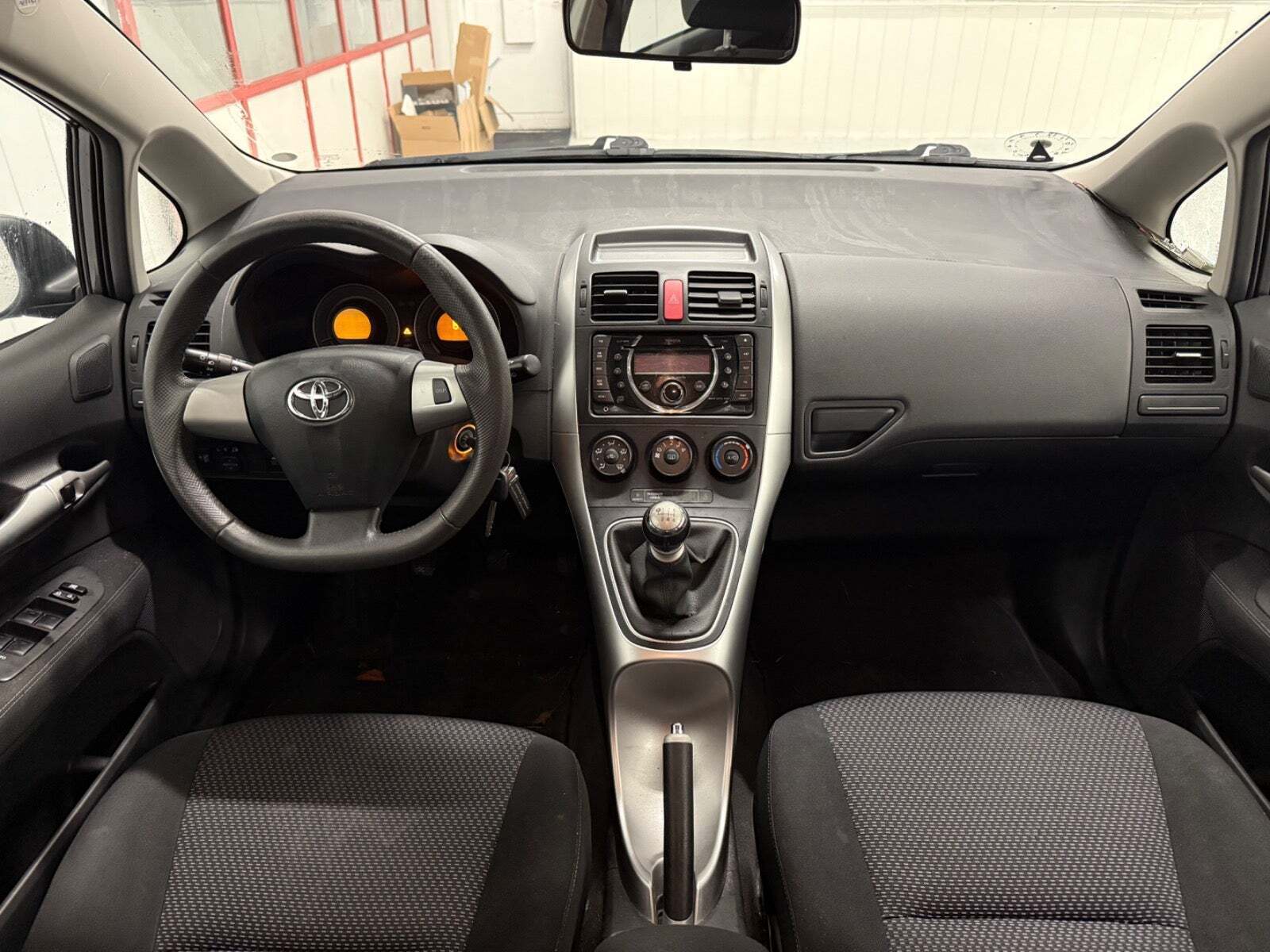 Grå Toyota Auris fra 2010