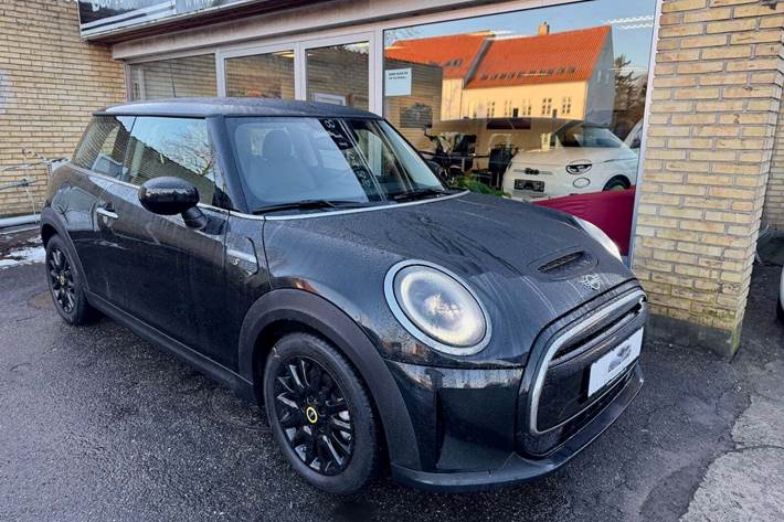 Sort Mini Cooper SE fra 2023 set udefra