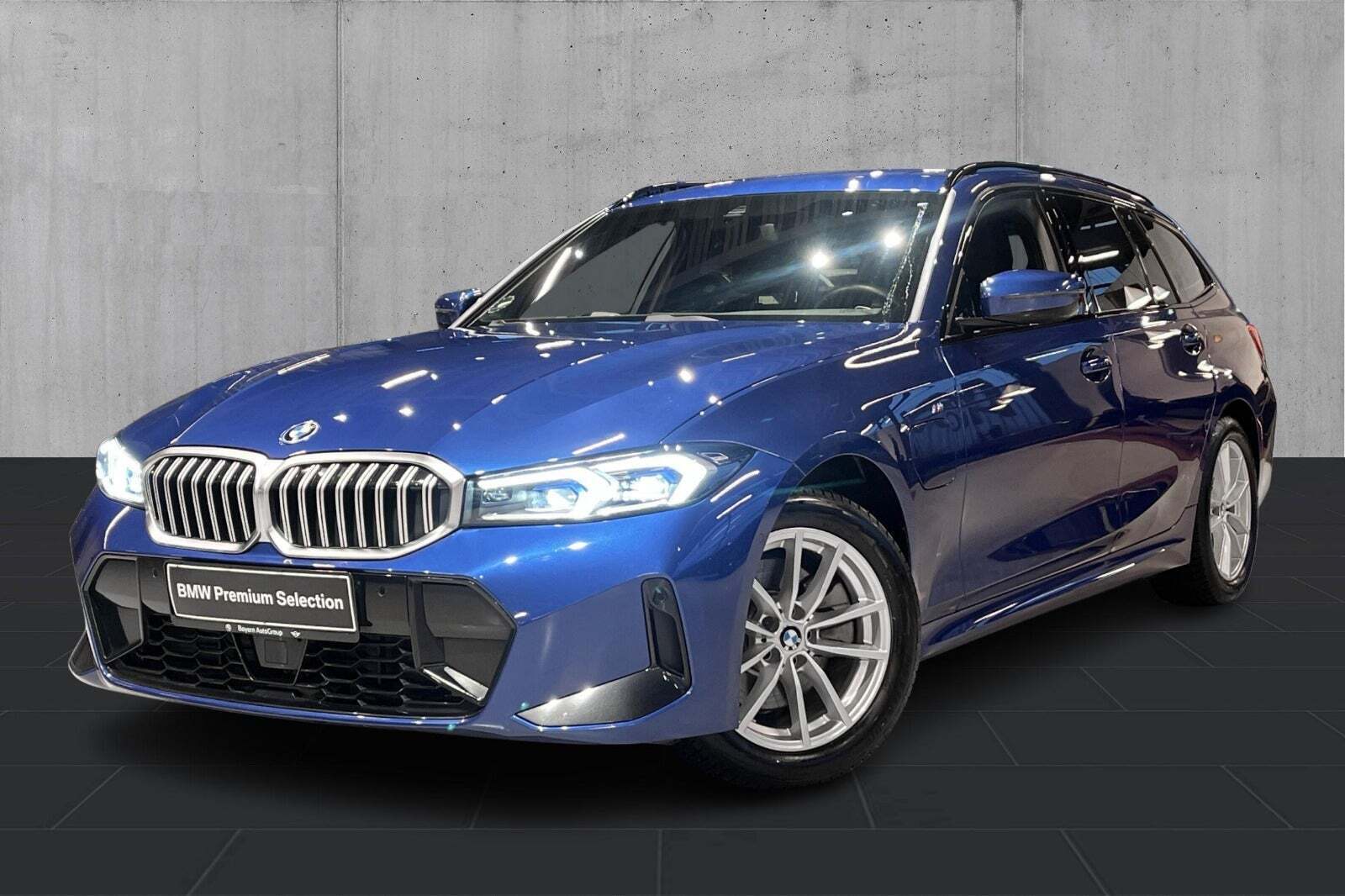 Blå BMW 330e fra 2024
