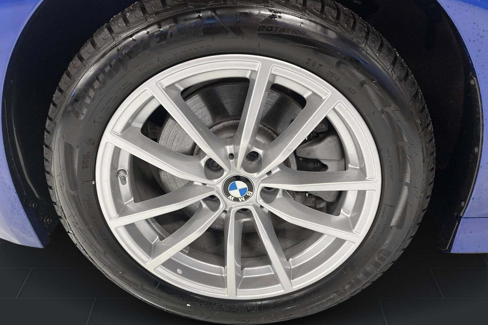 Blå BMW 330e fra 2024