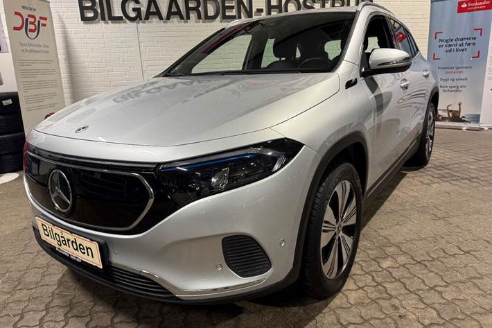 Sølv Mercedes EQA250 fra 2021 set udefra