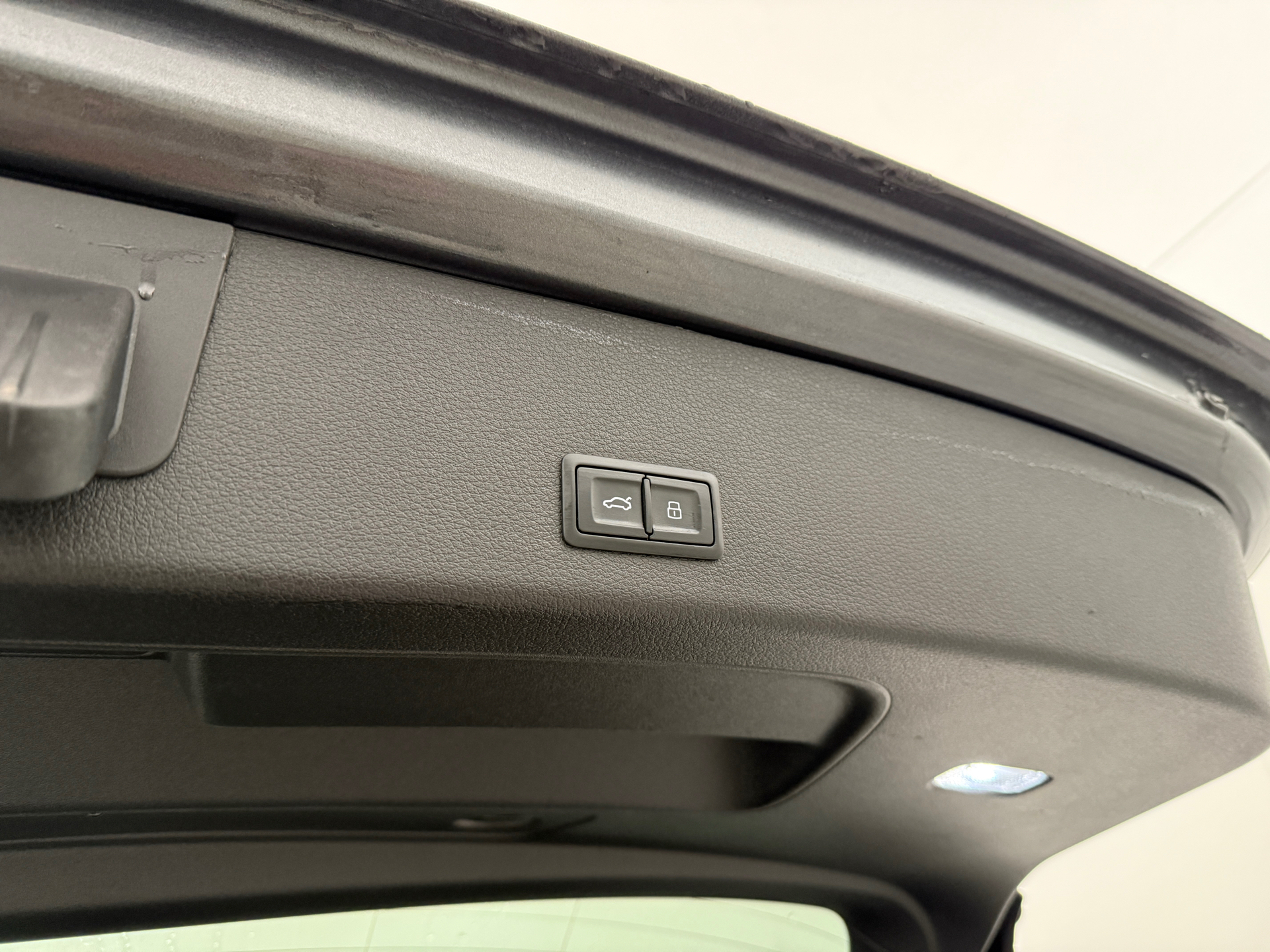 Grå Audi e-tron fra 2020